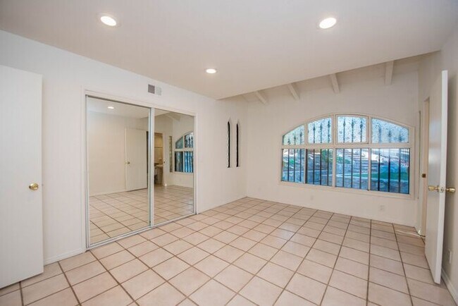 Building Photo - Anaheim Hills