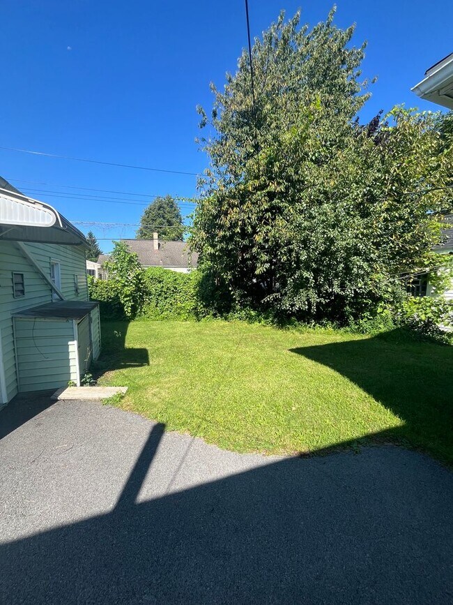 Building Photo - Comfortable 2-Bedroom Single-Family Home with Washer/Dryer Hookups