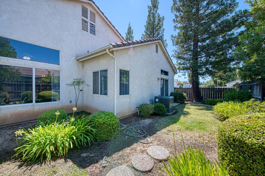 Building Photo - 1708 E Chelsea Dr