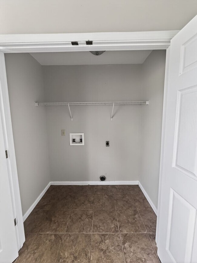 Building Photo - RATE DROP ALERT (was $2100/month) and MOVE-IN SPECIAL: $500 OFF 1ST MONTH'S RENT!**