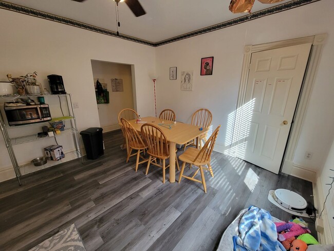 Building Photo - AVAILABLE JULY - 1 BEDROOM/1 BATHROOM CENT...