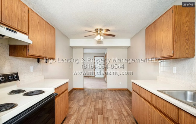Building Photo - Spacious 2nd Floor Townhome in the Heart o...