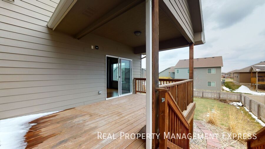 Building Photo - 4 Bed 3 Bath Luxury Home with 3 Stall Gara...