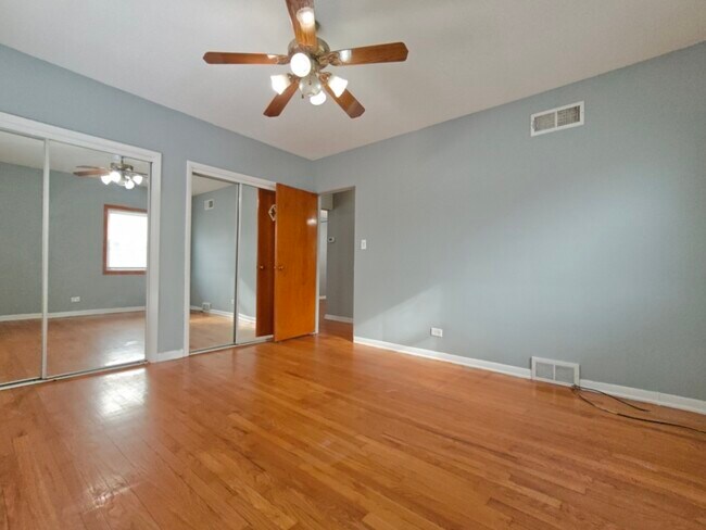 Building Photo - 2437 W Balmoral Ave