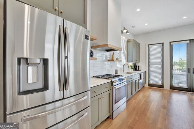 Building Photo - 2bd/2.5ba in Trilith. LakeFront Views!