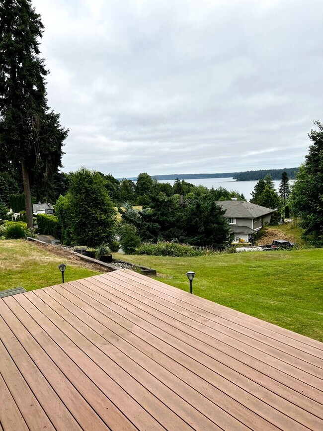 Building Photo - Beautiful home with a view in Bremerton.