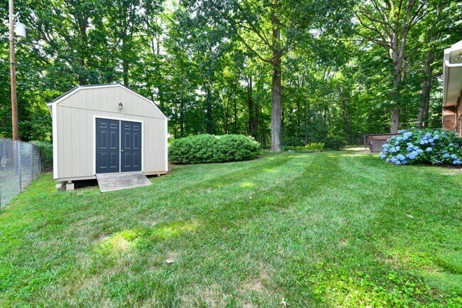 Building Photo - 4801 Sweetbriar Rd