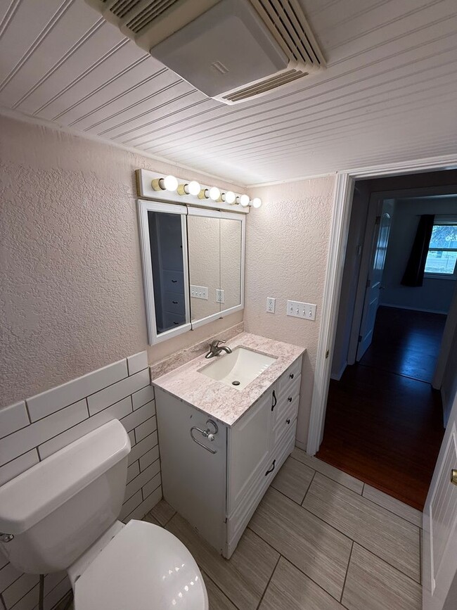 Building Photo - Adorable Renovated Farmhouse!