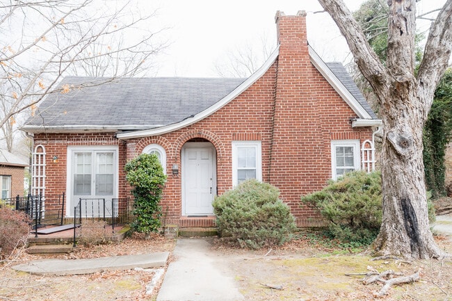 Building Photo - 202 E Lake Dr