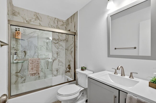 Building Photo - 235 SW 29th Ave