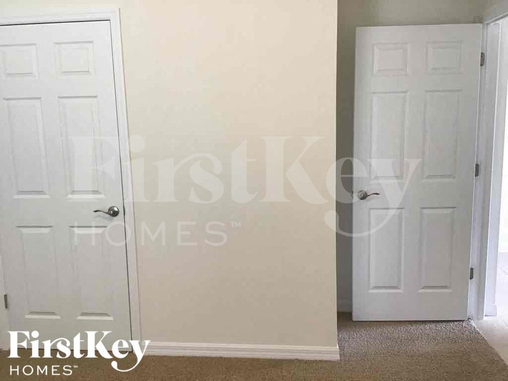 Building Photo - 411 SE 24th St