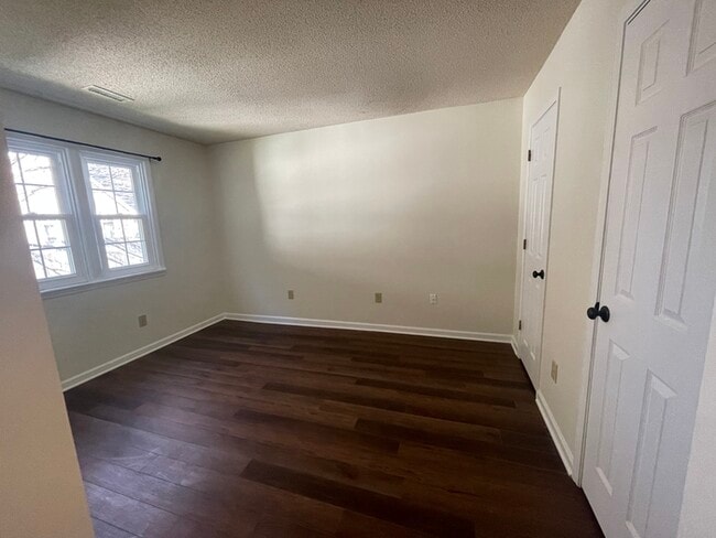 Building Photo - Recently Renovated!!Beautiful 3BR home.