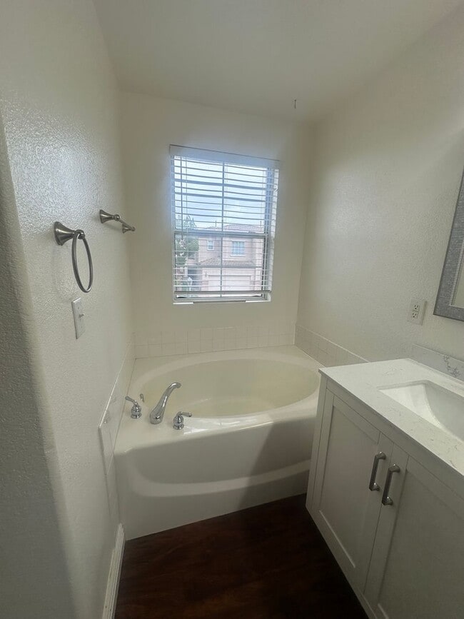 Building Photo - Great Townhome in Henderson Gated Community