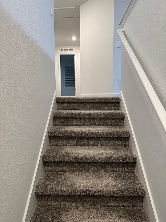 Building Photo - 4 Bed / 2.5 Bath Home – Available Septembe...