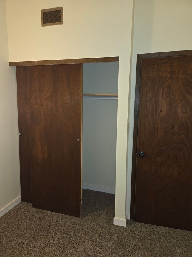 Building Photo - Spacious Townhome!