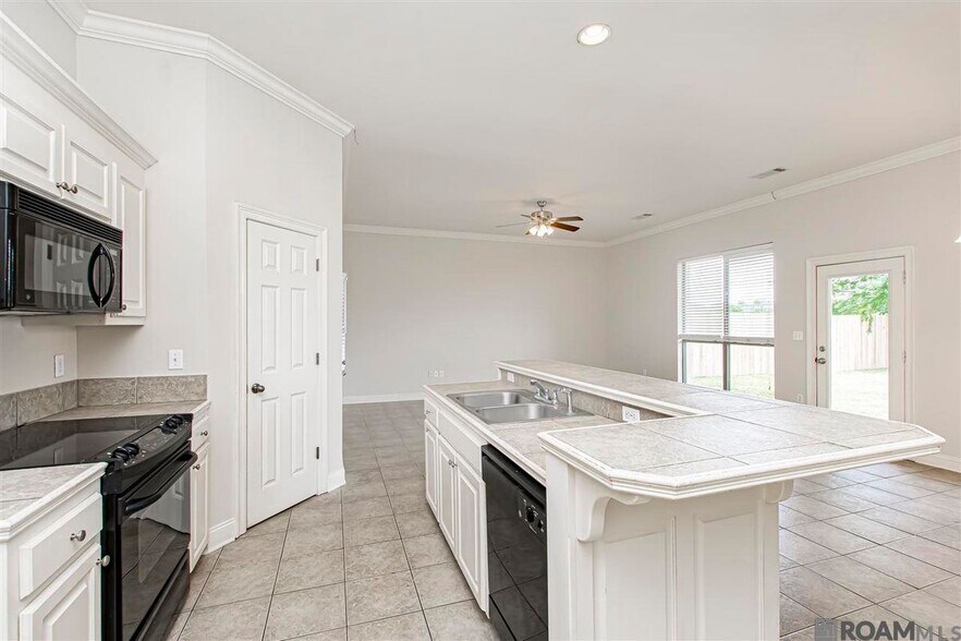 Building Photo - 9015 Westlake Ave