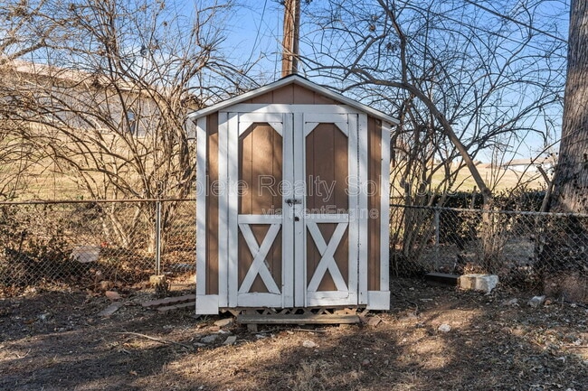 Building Photo - 9915 Castle Dr