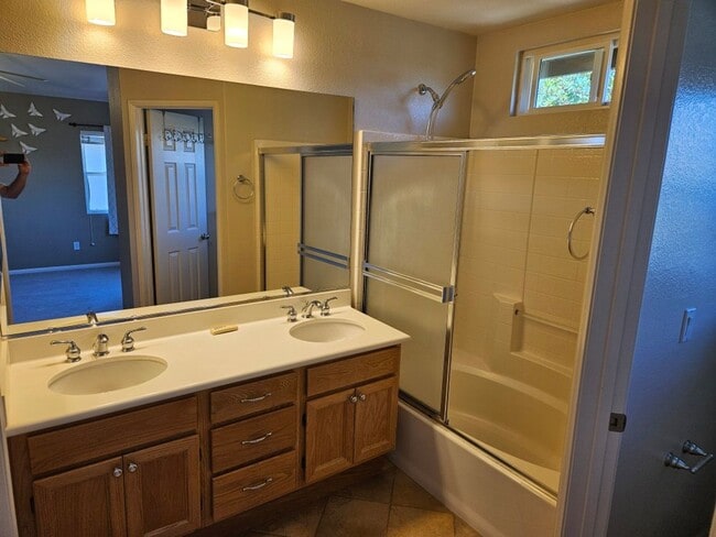 Building Photo - 3 Bedroom - 2.5 Bathroom Townhome in Scrip...