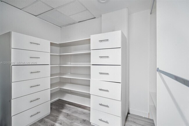 Building Photo - 825 Brickell Bay Dr