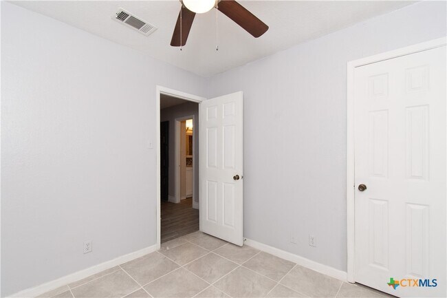 Building Photo - 1801 Farhills Dr