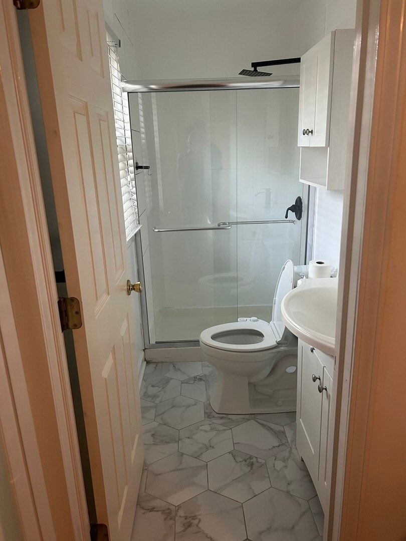 Building Photo - 1538 W Chase Ave