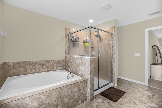 Building Photo - "Discover Spacious Elegance: 5-Bed, 3-Bath...