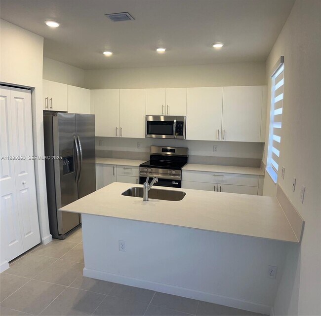 Building Photo - 2451 SE 28th St