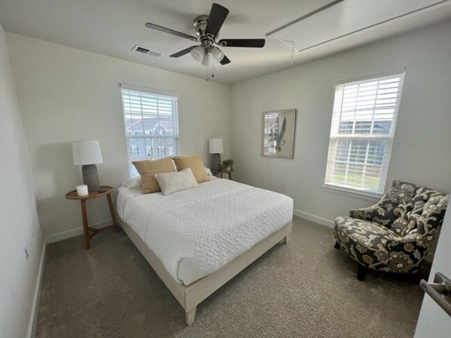 Building Photo - FULLY FURNISHED high-end beautiful 3 bedroom 3 1/2 bath home in Creekside Commons.