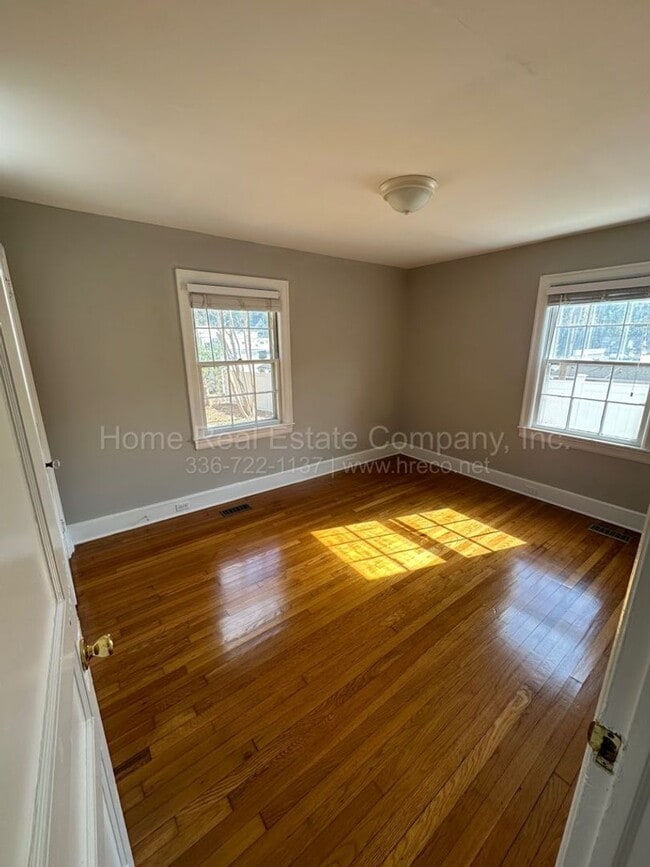Building Photo - 1009 Knollwood St