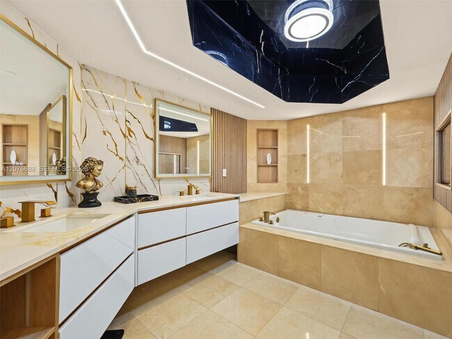 Building Photo - 16425 Collins Ave