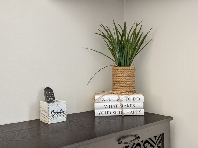 Building Photo - Immaculately Maintained, unfurnished 2 BR, 1 BA  Greer NO APPLICATION FEE if APPROVED