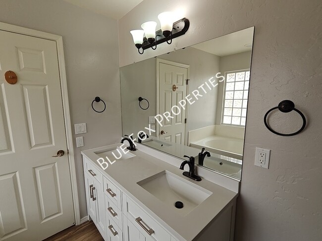 Building Photo - 710 W Calle Alta Loma