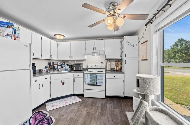 Building Photo - 3431 Evergreen Dr