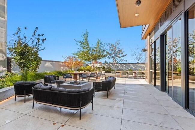 Building Photo - Luxury Executive Condo w/AC in the Heart o...