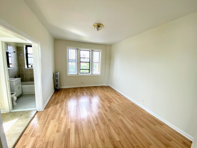 Building Photo - 839 W Sheridan Rd