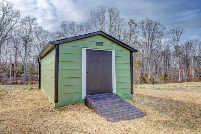 Building Photo - 105 Dutchess Dr