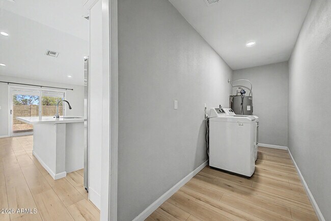 Building Photo - 908 W Ross Ave