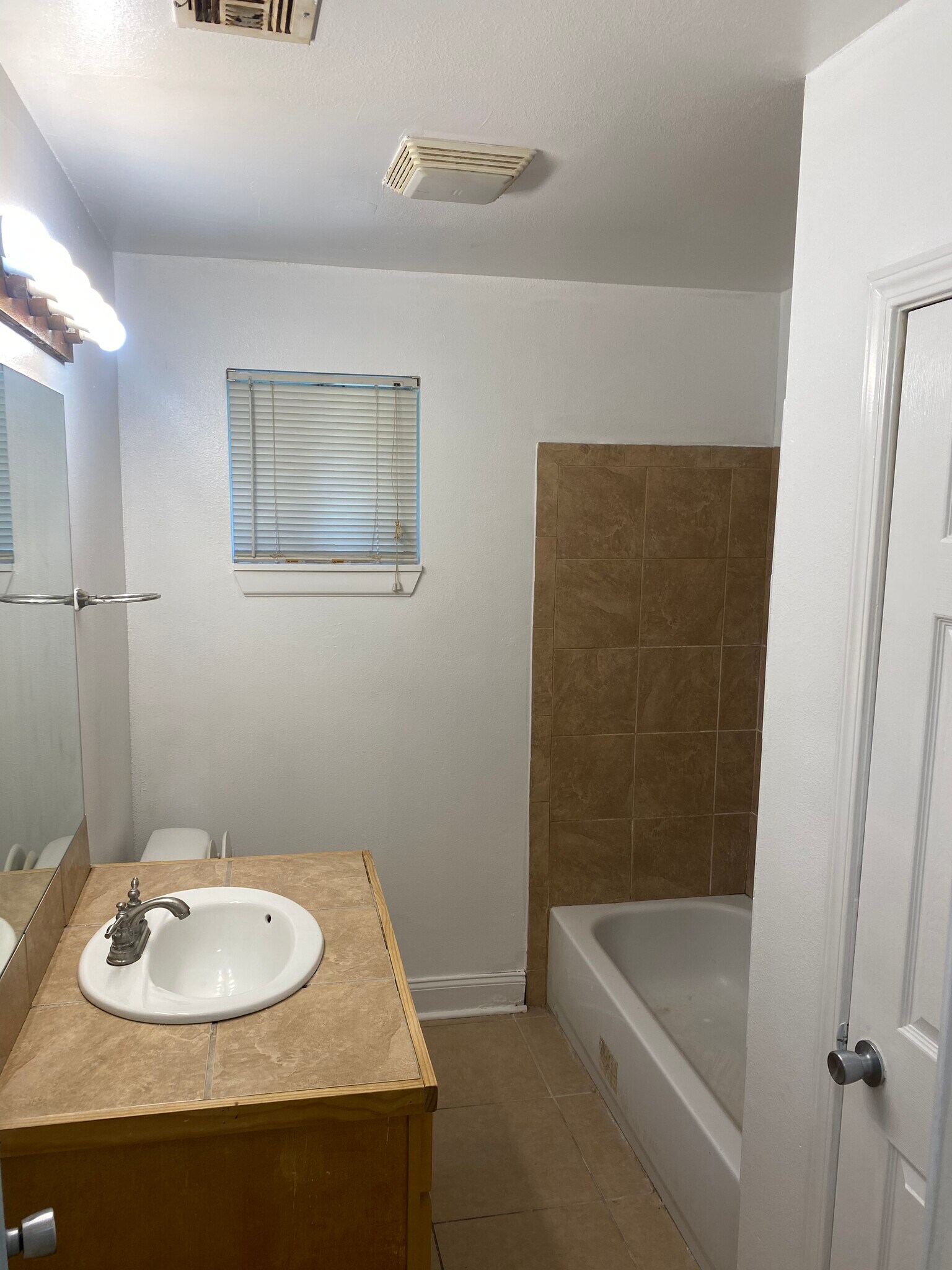 Building Photo - 8703 Dinkins St