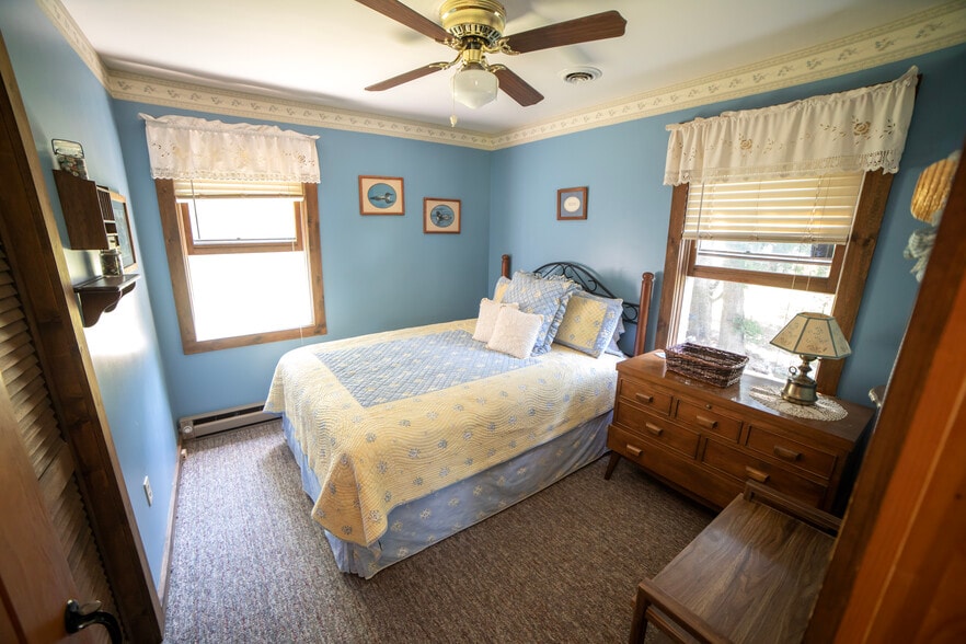 Bedroom with queen bed - 6 Sandy Cv