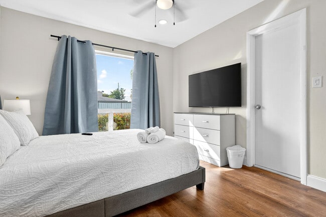 Building Photo - 1761 NE 55th St