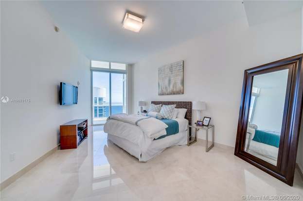 Building Photo - 15811 Collins Ave