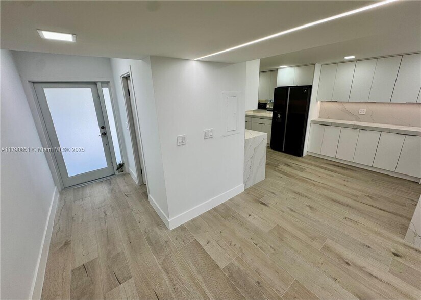 Building Photo - 323 Poinciana Island Dr