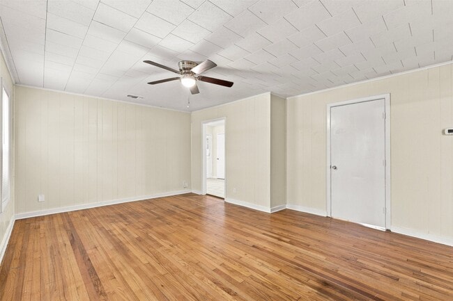 Building Photo - 1914 Oaklawn Dr