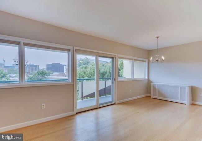 Building Photo - 4720 Chevy Chase Dr