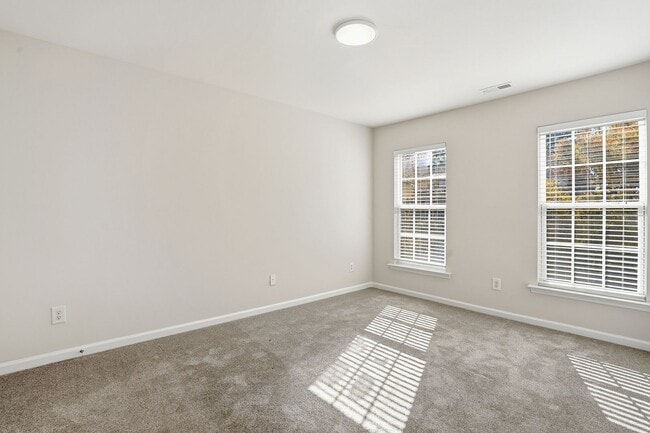 Building Photo - STUNNING TOWNHOME-AVAILABLE FOR IMMEDIATE ...