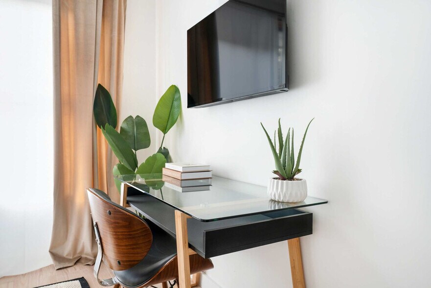 Building Photo - 347 E 78th St