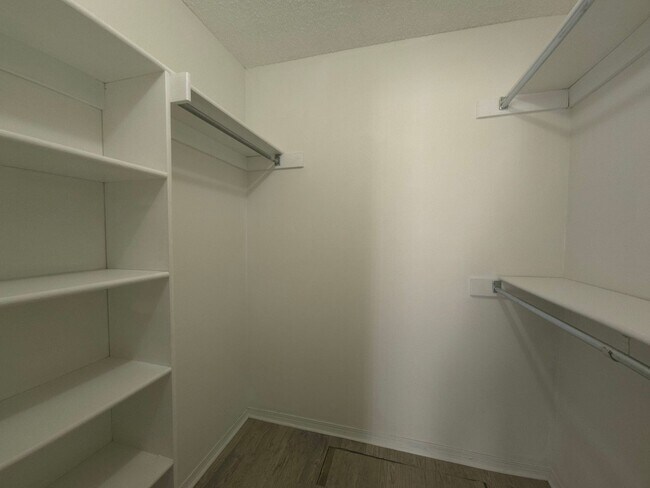 Building Photo - Ground floor condo, feels like home!