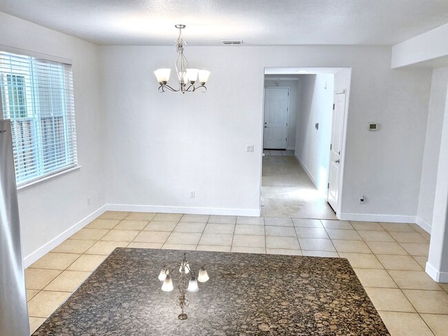 Building Photo - Stunning Newly Remodeled 4-Bed, 3-Bath Hom...