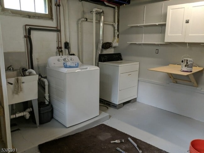 Building Photo - 8 Charles St