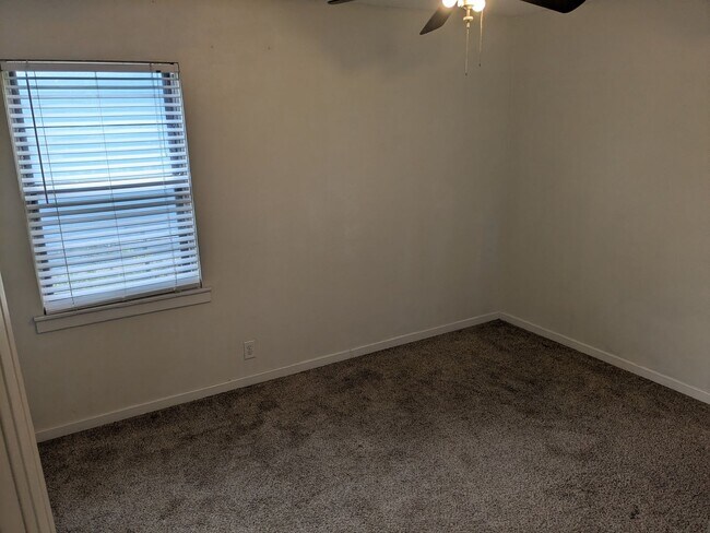 Building Photo - Spacious 4 Bed 2 Bath with Enclosed Patio and Stainless Steel Appliances